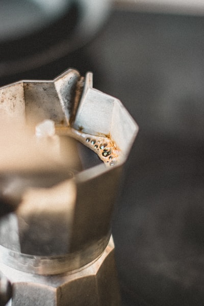 白色陶瓷容器上的银环